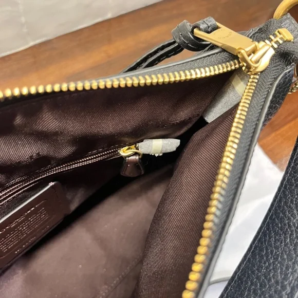 Coach Shay - Picture 6 of 12